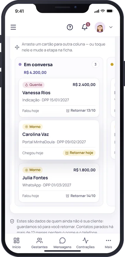 Tela do funil de contatos do MinhaDoula no celular, com contatos nas etapas e a temperatura de cada um