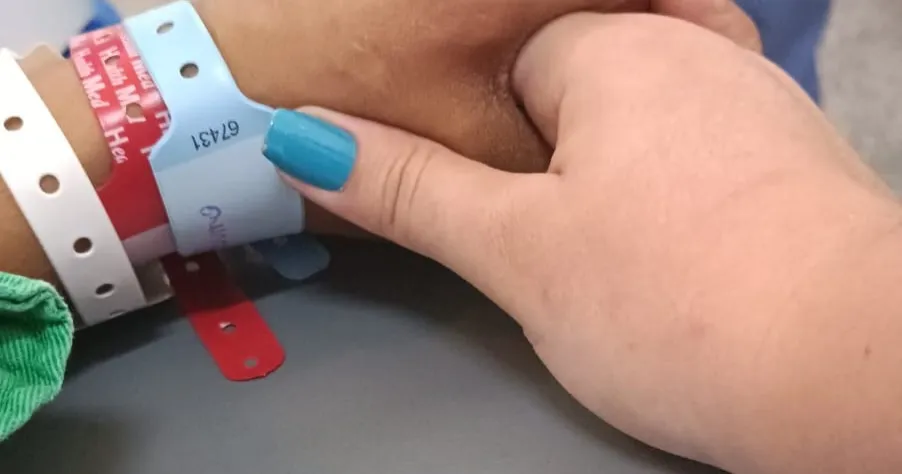 Doula segurando mão da gestante